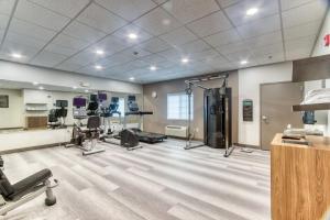 un gimnasio con cintas de correr y máquinas en una habitación en Candlewood Suites New Bern, an IHG Hotel, en New Bern
