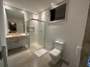 uma casa de banho com um chuveiro, um WC e um lavatório. em Motel Orion - Belo Horizonte em Belo Horizonte