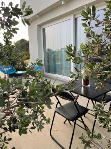 a patio with a table and chairs and a window at Il Mare di Giù Boutique Guesthouse in Licata