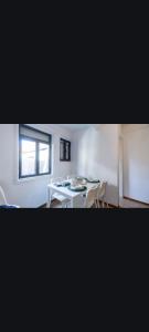 une salle à manger avec une table et des chaises blanches dans l'établissement MarinhoHouse, à Porto