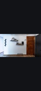 una habitación con una puerta y estanterías en una pared en MarinhoHouse, en Oporto