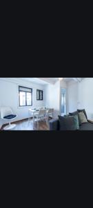 - un salon avec un canapé et une table dans l'établissement MarinhoHouse, à Porto