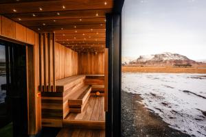 una sauna con vista su una montagna innevata di Umi Hotel a Skogar Altre 37 foto