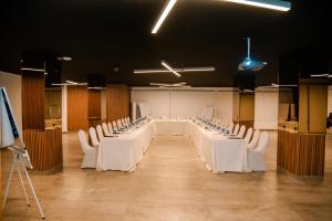 una grande stanza con tavoli bianchi e sedie bianche di The Blowfish Hotel a Lagos