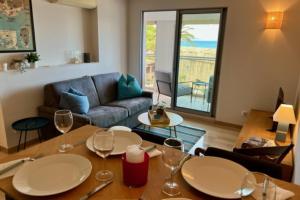アンティーブにあるAntibes sea view near Ilette - Sleeps 4 - Parkingのテーブルとソファのあるリビングルーム