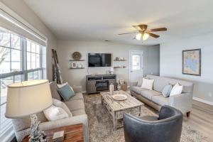 uma sala de estar com um sofá e uma mesa em Shelbyville Lakefront Home with Furnished Patio! em Shelbyville