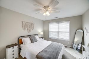um quarto com uma cama e uma ventoinha de tecto em Shelbyville Lakefront Home with Furnished Patio! em Shelbyville