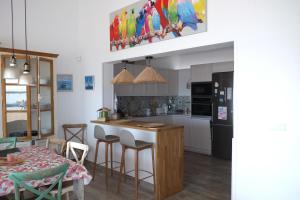 Η κουζίνα ή μικρή κουζίνα στο Chalet sobre la playa ,