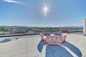 eine Terrasse mit 2 Stühlen und einem Tisch auf dem Balkon in der Unterkunft Home and CoLiving Pamplona in Pamplona