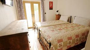 庫姆馬丁的住宿－Guyscliffe Farm Apartment，一间卧室配有一张床、一张桌子和一个窗户。