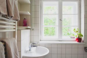 Ένα μπάνιο στο Ferienwohnung Jagdschloss Grunewald