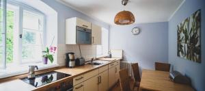 Η κουζίνα ή μικρή κουζίνα στο Ferienwohnung Jagdschloss Grunewald +3 φωτογραφίες