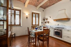 een keuken met een tafel en stoelen in een kamer bij Podere San Bartolo- Casa colonica 2 in Barberino di Val dʼElsa
