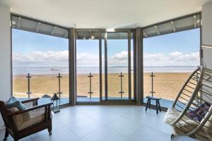 salon z widokiem na plażę w obiekcie Captivating 7-Bed House in Bristol w Bristolu