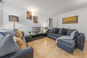 a living room with two couches and a couch at Extraordinary Central Flat & Roof Top Terrace in London