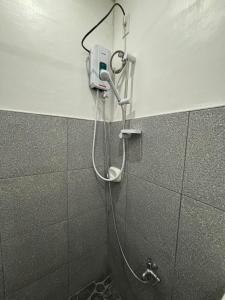 een douche in een badkamer met een douchekop bij TopBudz Hostel Panagsama Moalboal Couple in Moalboal