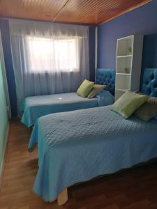伊斯拉德邁波的住宿－Casa Lo Herrera，一间卧室设有两张床和窗户。