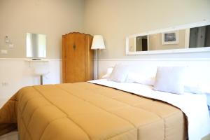 1 dormitorio con 1 cama grande con manta amarilla en Cilento Suite - Louis XXII, en Agropoli