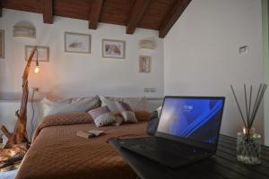 TV a/nebo společenská místnost v ubytování Agriturismo Il Tintore
