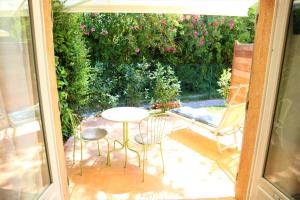 Balkón alebo terasa v ubytovaní Studio 14 - LES SUITES DE ROBINSON - Résidence avec piscine en bord de Siagne, à Mandelieu-La-Napoule