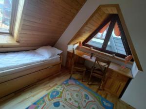 เตียงในห้องที่ Kościelisko Apartament Widokowy na Giewont
