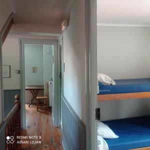 UrzainquiにあるAlbergue Armaia Artepeaの二段ベッド2台と廊下が備わる客室です。