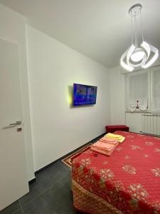 - une chambre avec un lit rouge et une couverture rouge dans l'établissement Affittacamere da Gigi, à Vintimille