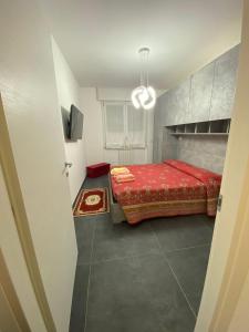 - une chambre avec un lit rouge dans l'établissement Affittacamere da Gigi, à Vintimille