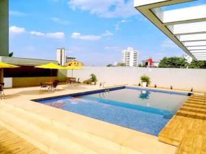 une piscine sur le toit d'un bâtiment dans l'établissement Flat Apart Bristol Hotel Goiânia - Crystal Place, à Goiânia