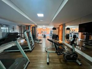 - une salle de sport avec plusieurs tapis de course et vélos d'exercice dans l'établissement Flat Apart Bristol Hotel Goiânia - Crystal Place, à Goiânia