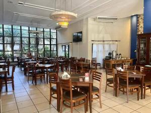 une salle à manger avec des tables et des chaises dans un restaurant dans l'établissement Flat Apart Bristol Hotel Goiânia - Crystal Place, à Goiânia