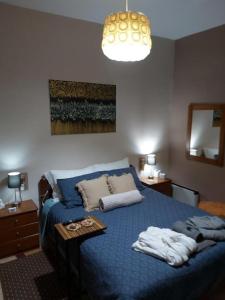 Un dormitorio con una cama azul con toallas. en House by the sea/Σπίτι στην θάλασσα, en Flámbouras