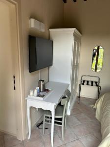 Agriturismo Tenuta i 4 venti的电视和/或娱乐中心