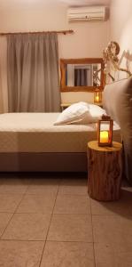 ein Schlafzimmer mit 2 Betten und einem Tisch mit einer Lampe in der Unterkunft Seven Islands in Gaios