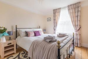 a bedroom with a bed and a window at Jubilee Cottage in Whitstable
