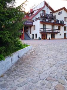 um edifício com uma rua de calçada em frente em Zdybanka em Bukovel