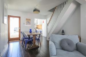 ein Wohnzimmer mit Tisch und Couch in der Unterkunft Shell Cottage in Whitstable + 6 Fotos
