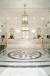 a lobby with a chandelier and a large room at Hotel Balneario de Marmolejo in Marmolejo