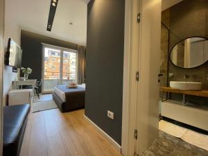 地拉那的住宿－Retreat Apartments，一间带床和镜子的客厅