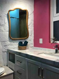 uma casa de banho com um lavatório e um espelho em Suite Campestre Real del Monte em Mineral del Monte