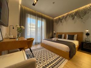 Pokój hotelowy z łóżkiem i biurkiem w obiekcie Retreat Apartments w Tiranie