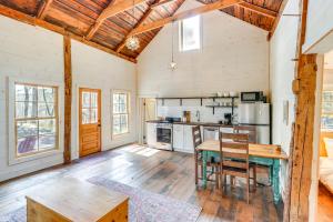 eine Küche und ein Esszimmer mit einem Tisch und Stühlen in der Unterkunft Catskills Cabin on Wooded 100 Acres with Lake in West Coxsackie