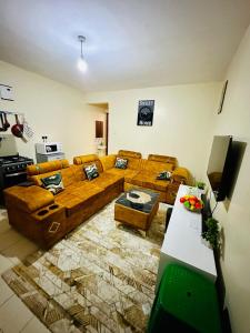 - un salon avec un canapé et une table dans l'établissement Nuna house, à Nairobi
