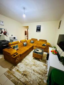 - un salon avec un canapé et une table dans l'établissement Nuna house, à Nairobi