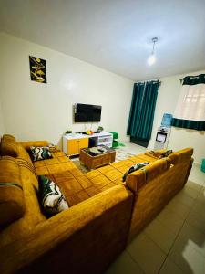 - un grand canapé brun dans le salon dans l'établissement Nuna house, à Nairobi