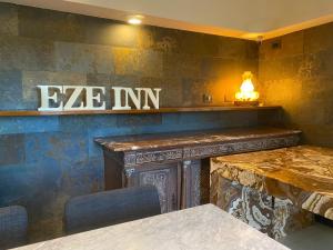 Un restaurante con una mesa y un cartel en la pared. en EZE Inn Boutique Hotel, en Ezeiza