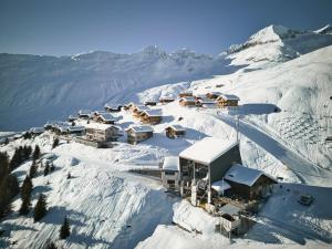 una vista aérea de una montaña cubierta de nieve en Hotel Aletschhorn, en Belalp