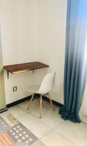 達累斯薩拉姆的住宿－4 Bedroom Duplex In Dar es salaam，一张桌子和一张白色椅子