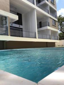 達累斯薩拉姆的住宿－4 Bedroom Duplex In Dar es salaam，建筑前的一座带游泳池的建筑