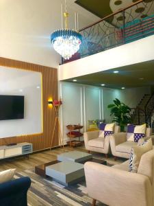 達累斯薩拉姆的住宿－4 Bedroom Duplex In Dar es salaam，带沙发、电视和吊灯的客厅